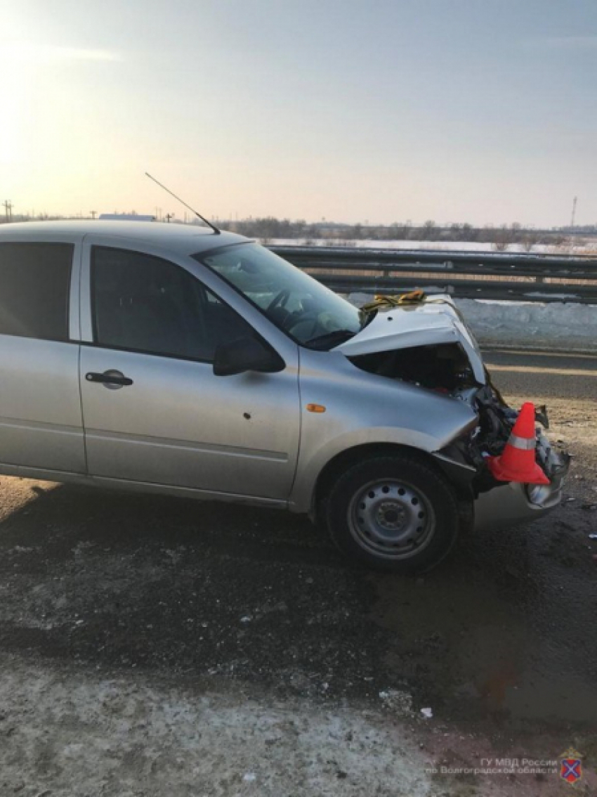 Под Камышином водитель из Усть-Грязнухи врезался в большегруз и попал в больницу вместе с пассажиркой