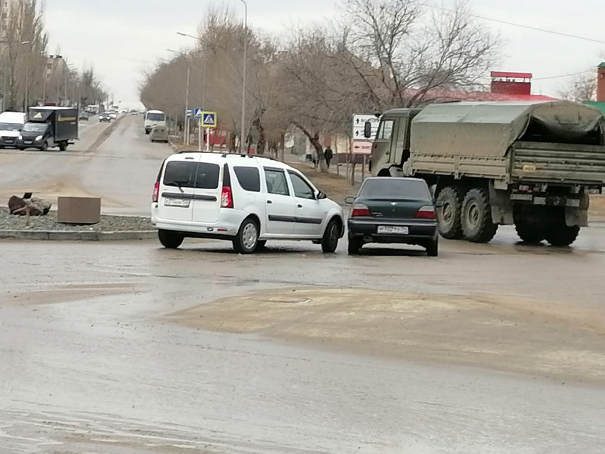 В Камышине две легковушки не «разъехались» на «кольце"