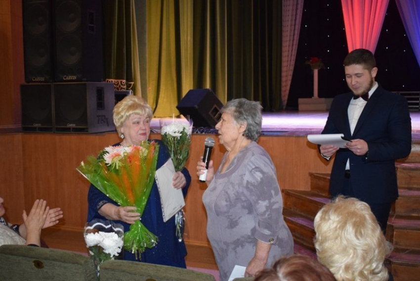 В Камышине благотворительный фонд поддержки талантливых людей учредили не бизнесмены, а 85-летняя пенсионерка-поэтесса Анна Тарасова 