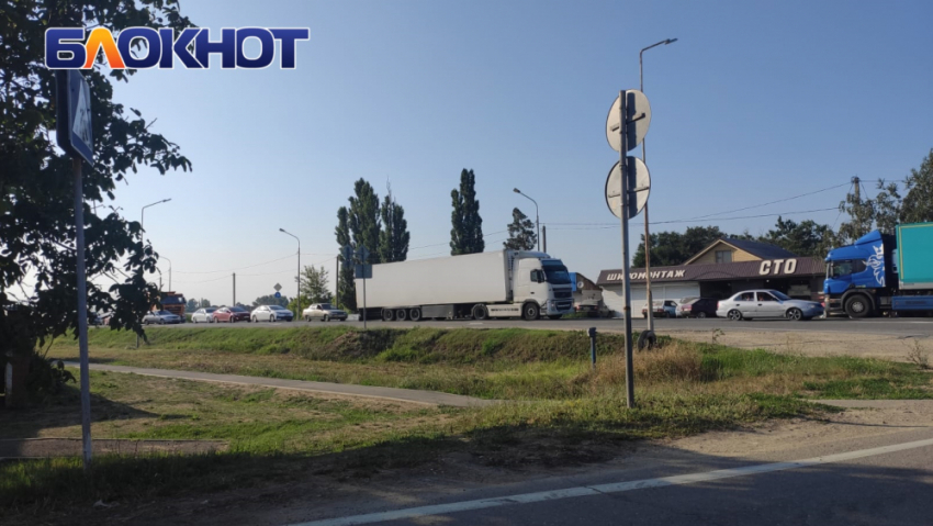 В Краснодарском крае на дорогах, которыми ездят и камышане, по-прежнему стоят многокилометровые пробки к морю и от моря