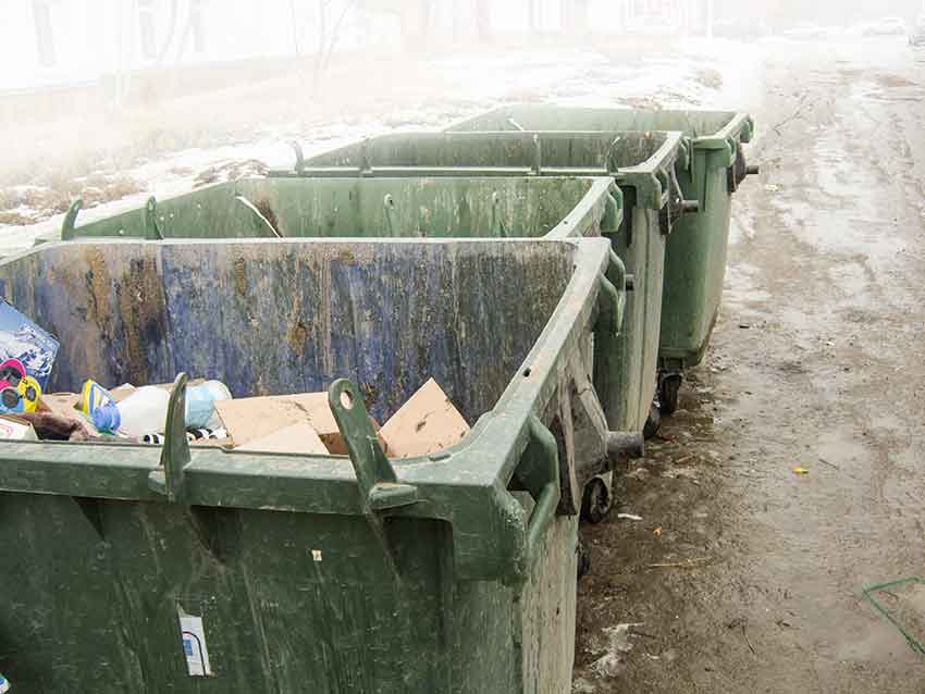 В Камышине и Петровом Вале сгорели мусорный бак и крыша у «Фомы"