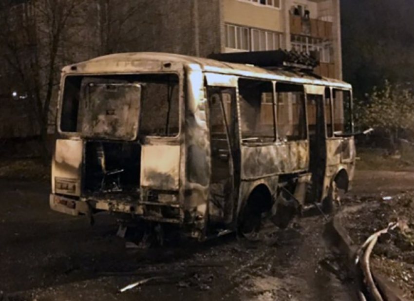 В Камышине возбуждено уголовное дело по факту поджога автобусов на охраняемой стоянке на улице Маресьева 