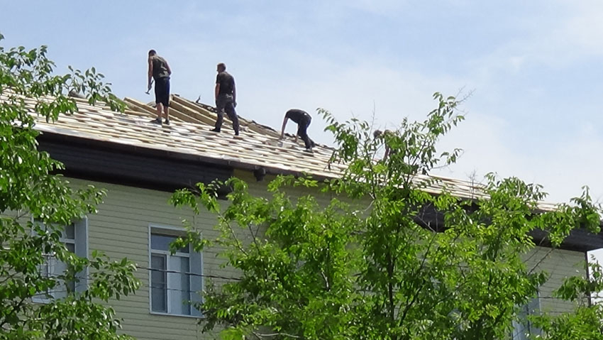 Кто в Камышине отправляет рабочих на крышу с нарушениями всех элементарных мер техники безопасности? - камышанин