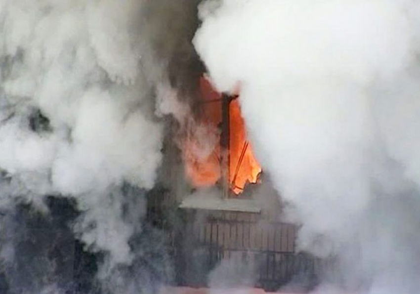 Жителей города Петров Вал в Камышинском районе перепугал дым и огонь из дома на улице Некрасова