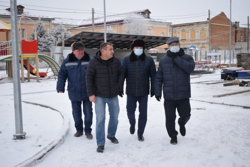 Первый заместитель губернатора Александр Дорждеев посетил стройплощадку детсада, речи о ранее намечавшейся сдаче объекта 31 декабря явно не идет