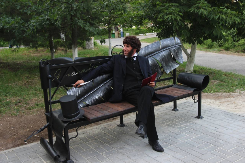 Пушкин, как и «обещал", «пришел» посидеть на именной скамье в парке Камышина