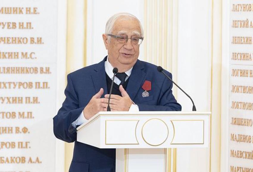 Андрей Бочаров вручил медаль ордена экс-мэру Камышина Льву Алферову