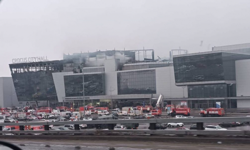 Москвичи неподалеку от места теракта были спокойны: «там ФСБ, всех поймают", - камышанка, гостившая в столице через дорогу от «Крокуса", поделилась подробностями