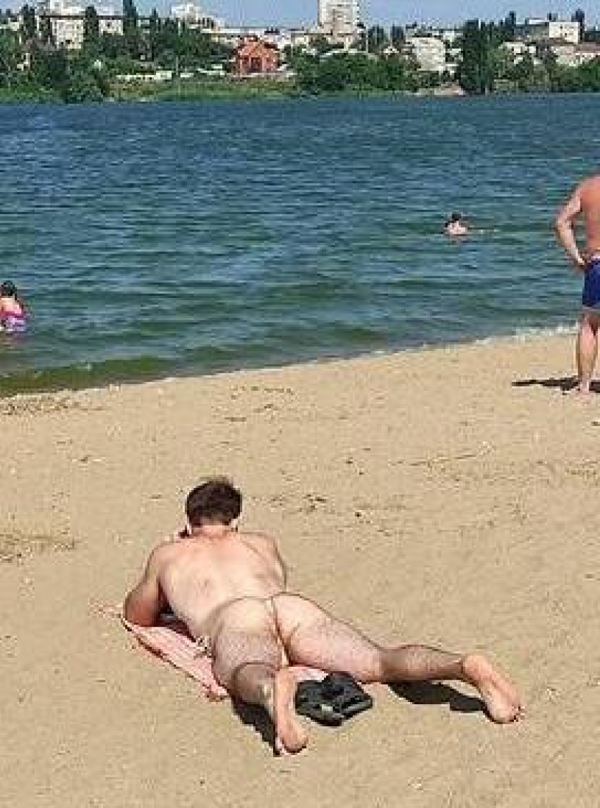 "Это не нудистский пляж, а пляж администрации!": камышанина чуть не «растерзали» в соцсетях за то, что он излишне оголился на песке