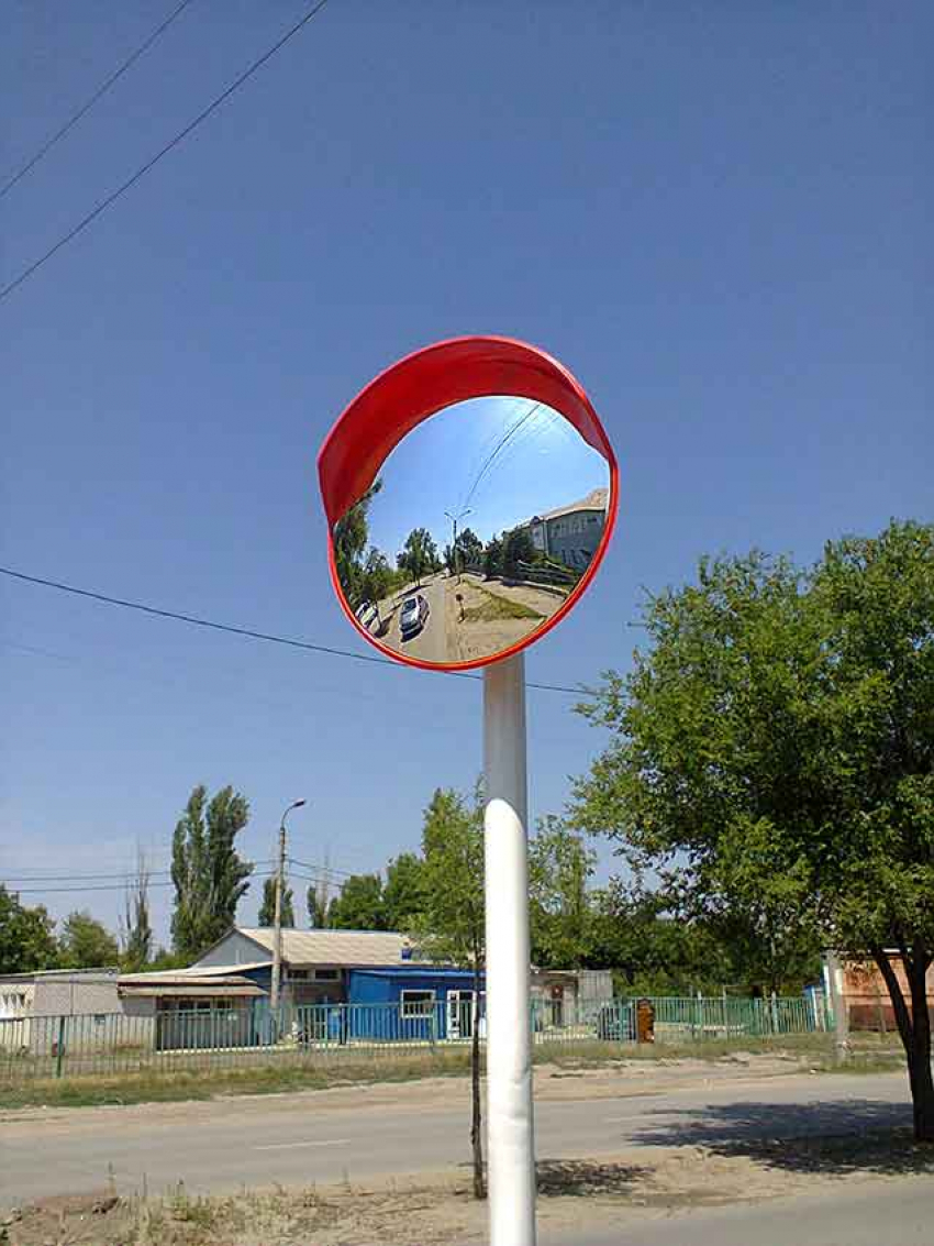 В Камышине на улице Текстильной для водителей появилось сферическое зеркало