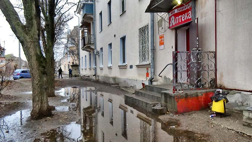 Камышинское «болото» у остановки «Молодежной» может войти в ТОП городских луж, - камышанка