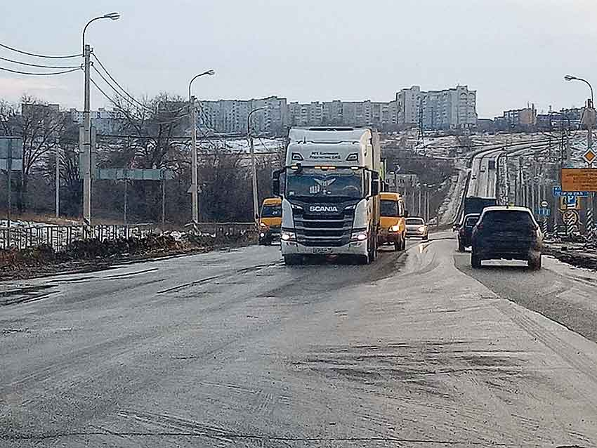 Госавтоинспекция Волгоградской области просит водителей не выезжать в метель без зимней резины