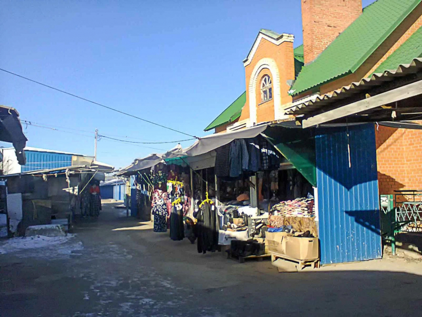 В Камышине на обезлюдевшем из-за холодов рынке под открытым небом все же можно купить веники, ложки, трусы и  семена