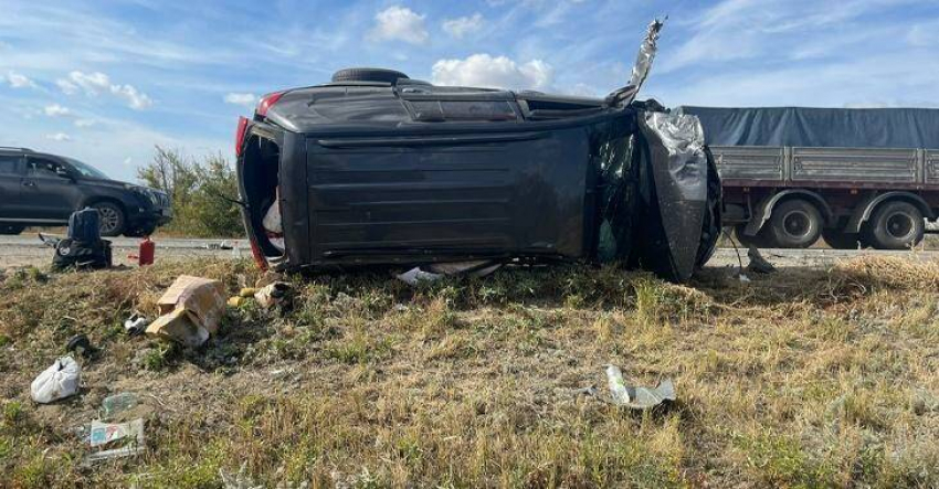 На трассе между Волгоградом и Камышином в столкновении внедорожников и фургона пострадали четверо взрослых и двое детей