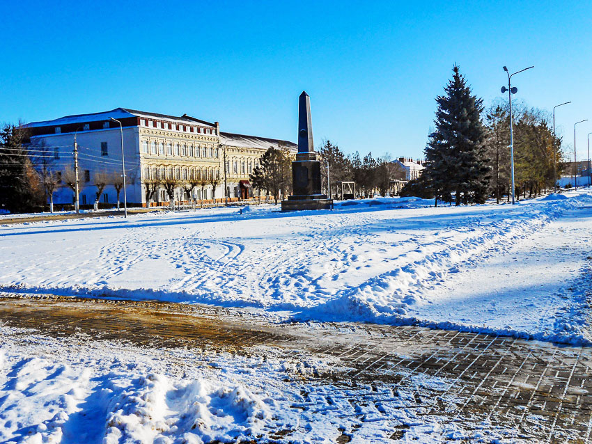 А почему в Новый год нельзя было вычистить территорию на площади у новой стелы? - камышанка