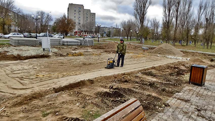 В Камышине начали готовить площадку под фундамент будущего кафе у фонтана на набережной Камышинки