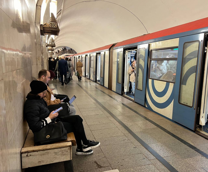 Туристы в московском метро стали реже читать, но... 