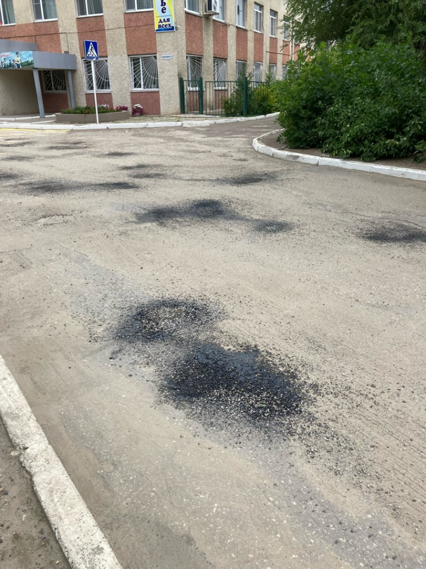 Камышане показали в соцсетях странный метод ремонта дорог на улицах Юбилейной и Терешковой