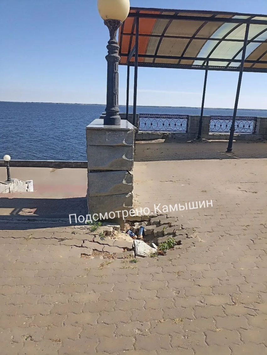 Ну, это «треш": камышане недоумевают, почему нельзя как следует содержать в порядке хотя бы центральную набережную