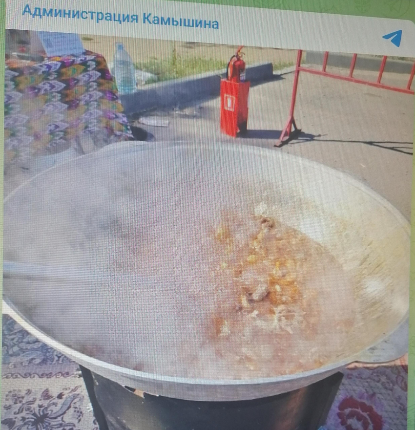 В Камышине на фестивале сварили экзотический плов на арбузном соке