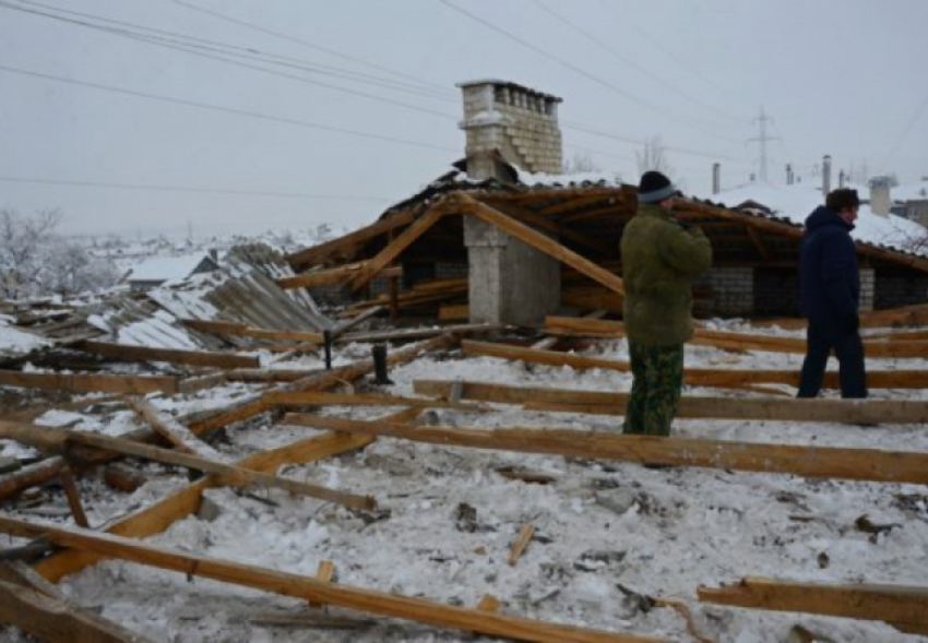 Администрация Камышинского района отчиталась, что строители приступают к ремонту трех обрушившихся кровель в поселке Мичуринский