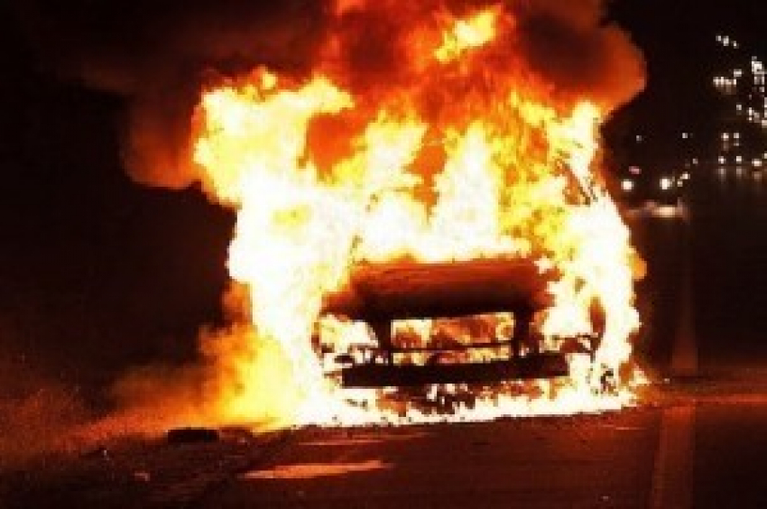 В Камышине в центре города вспыхнул автомобиль БМВ