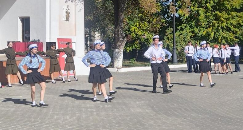 В Камышине спикер Владимир Пономарев сказал речь новоиспеченным студентам колледжа, а они сплясали