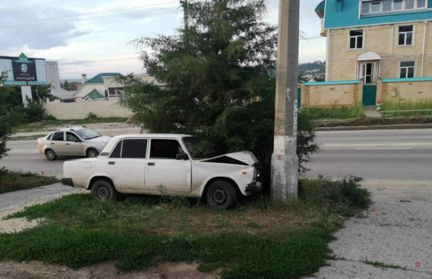 В Камышине 21-летнего водителя за рулем занесло, и он врезался в столб на улице Базарова