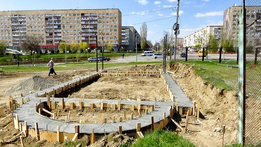 В Камышине началось строительство пока небольшого, временного  храма Димитрия Солунского на площадке у перекрестка улиц Ленина и Некрасова (ВИДЕО)