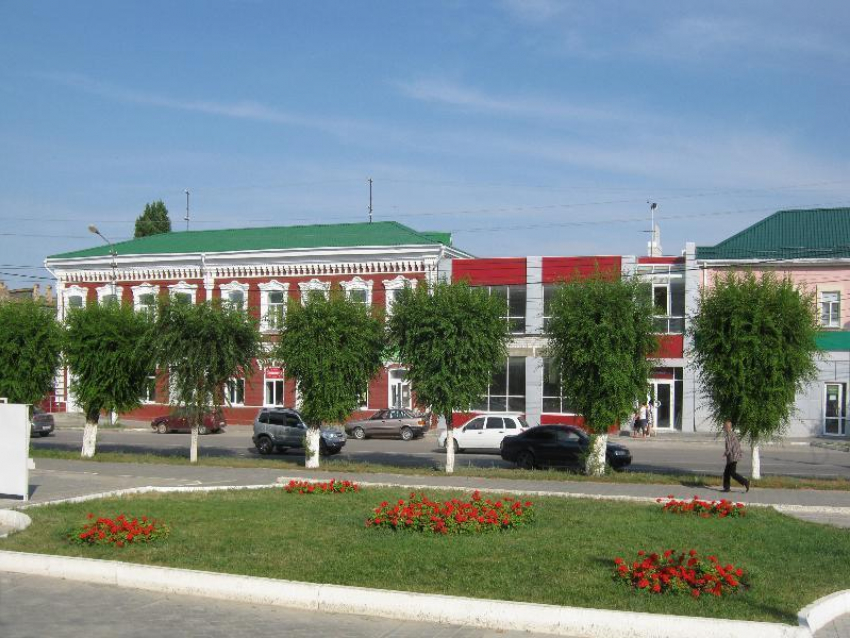 Меньше чем за три недели до выборов в Госдуму рейтинги «Единой России»  обрушились, а «Справедливой России» выросли