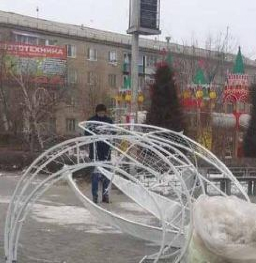 В Камышине у ДК «Текстильщик» разгрузили конструкции будущего светодиодного фонтана