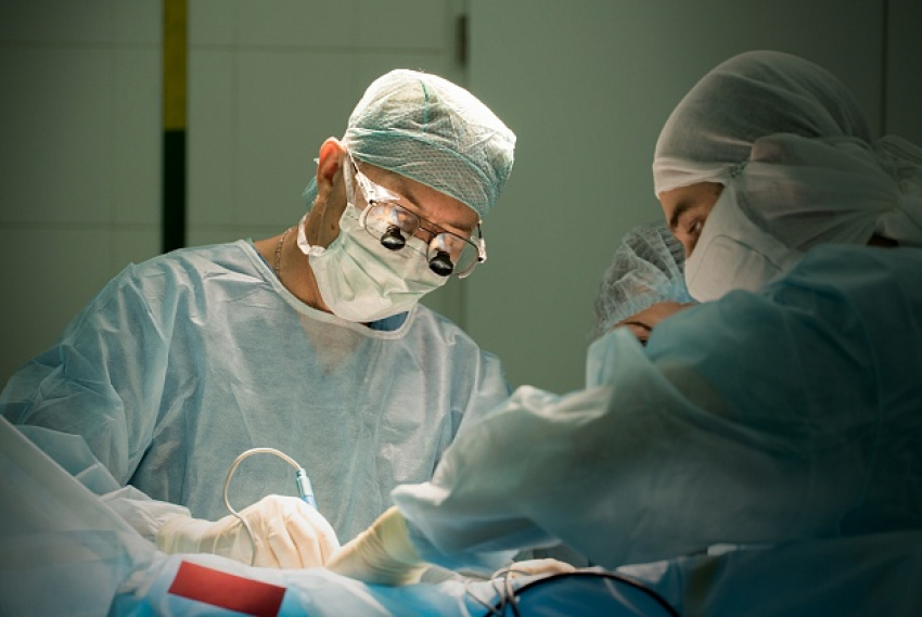 Волгоградские нейрохирурги провели экстренную операцию на мозге подростку, сорвавшемуся с турника