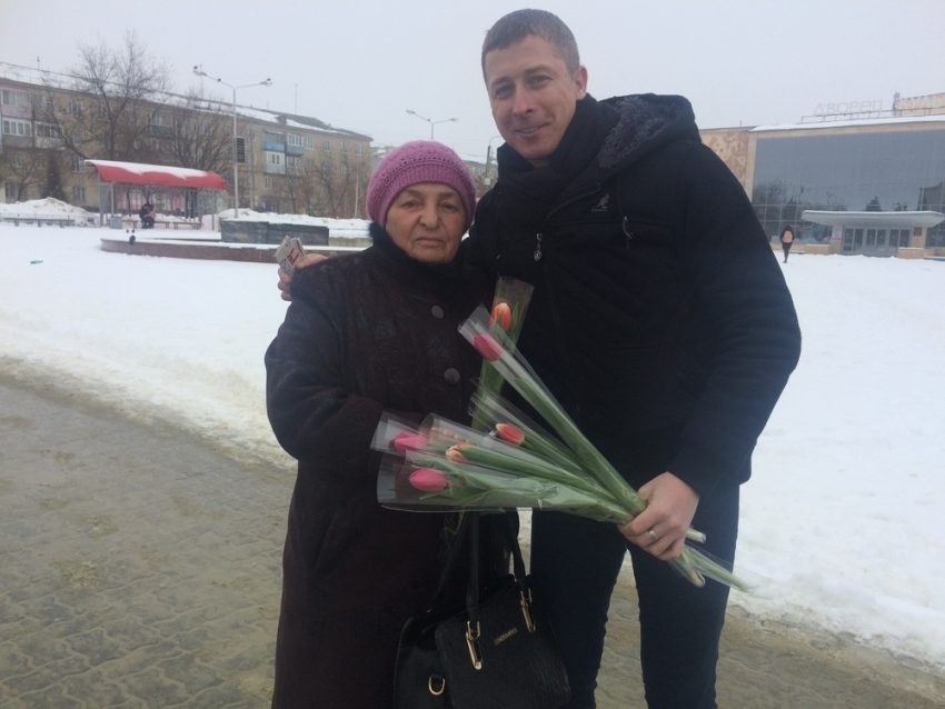 Сотрудники портала «Блокнот Камышина» утверждали весну среди распутицы тюльпанами!