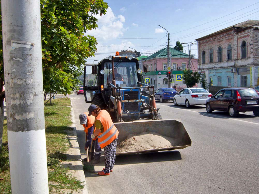 В Камышине муниципальное «Благоустройство» отправило бригады на уборку прибордюрных залежей песка