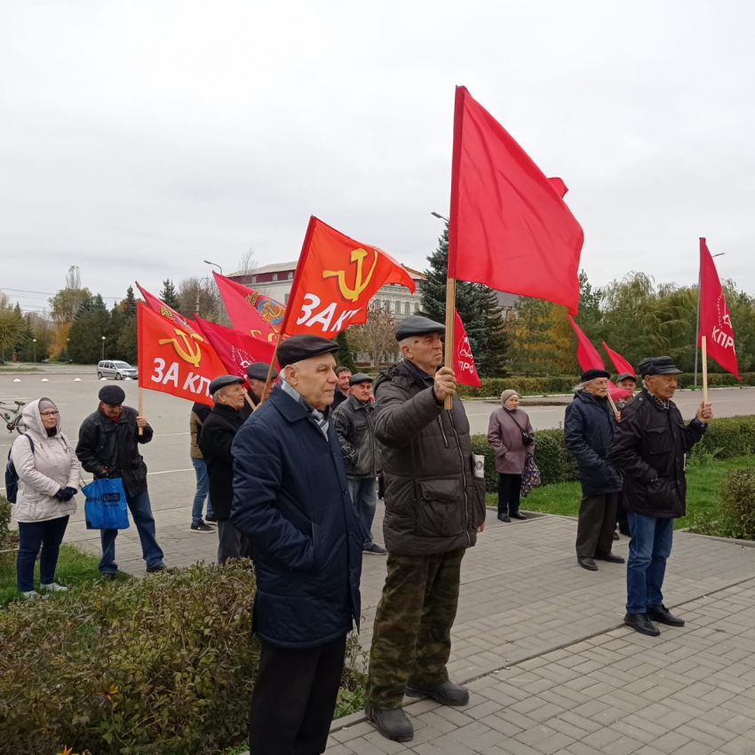 В Камышине 7 ноября коммунисты провели митинг и автопробег с красными флагами