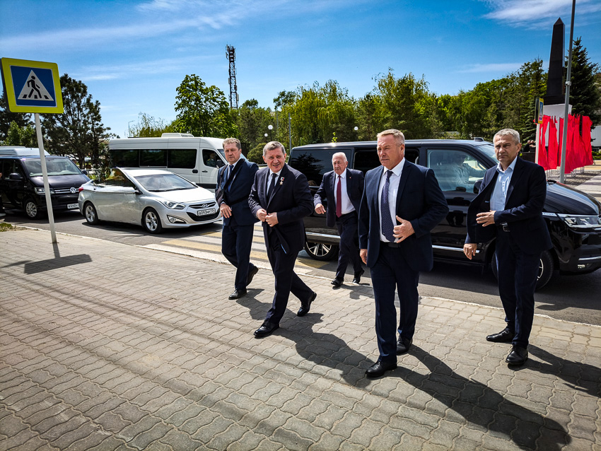 Глава Камышина Станислав Зинченко вышел на публику с рукой в гипсе, а его «преемники» оживились