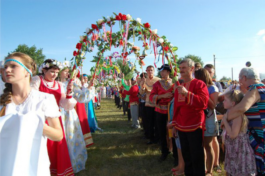 В субботу на ромашковой поляне жителей  Камышинского района ждут народные гулянья и  салют 		 	