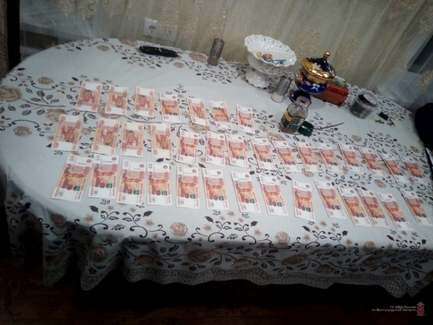 Мечтательная пенсионерка из соседнего с Камышинским - Дубовского района согласилась отдать за снятие «порчи» все деньги, вырученные от продажи квартиры