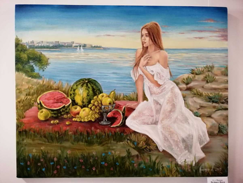 Победителем конкурса живописи стали полосатая ягода и полуобнаженная красавица молодой камышинской художницы Анастасии Виндер