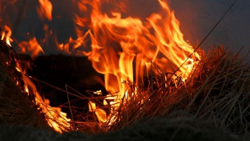 В Камышинском районе в фермерском хозяйстве огонь перекинулся с рулонов сена на хозпостройку