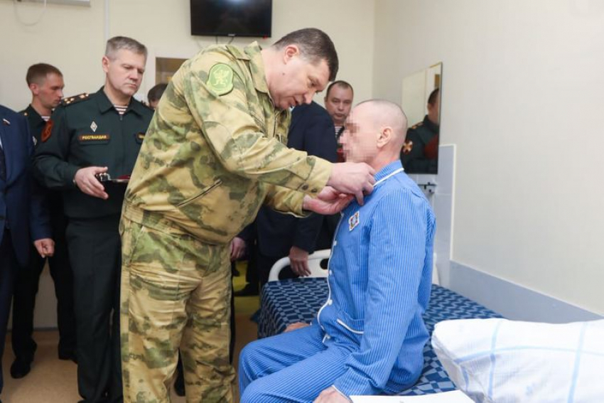 Старшине Ивану Шумкову из Волгоградской области в госпитале вручили орден Мужества за отвагу в ходе спецоперации 