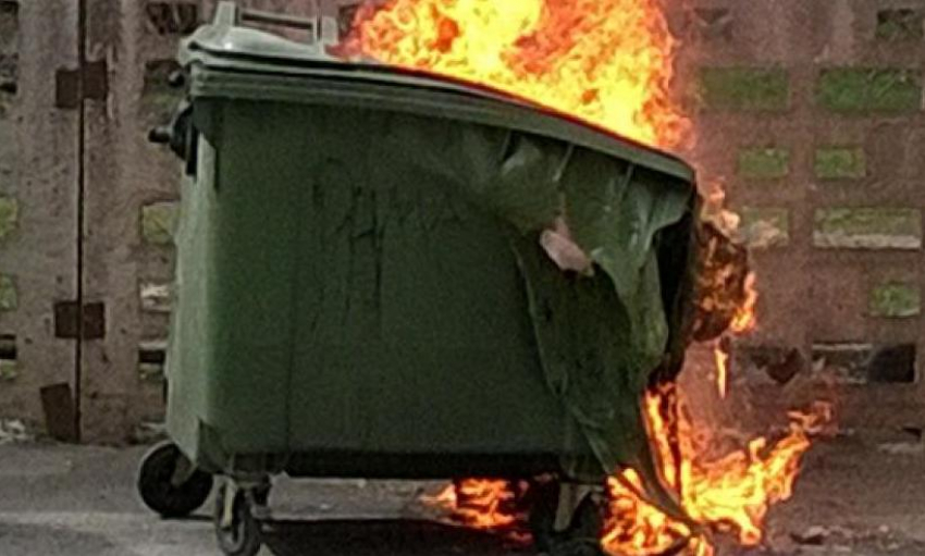 В выходные в поселке Госстанции Камышинского района сгорел дом, а в Камышине - мусорные контейнеры
