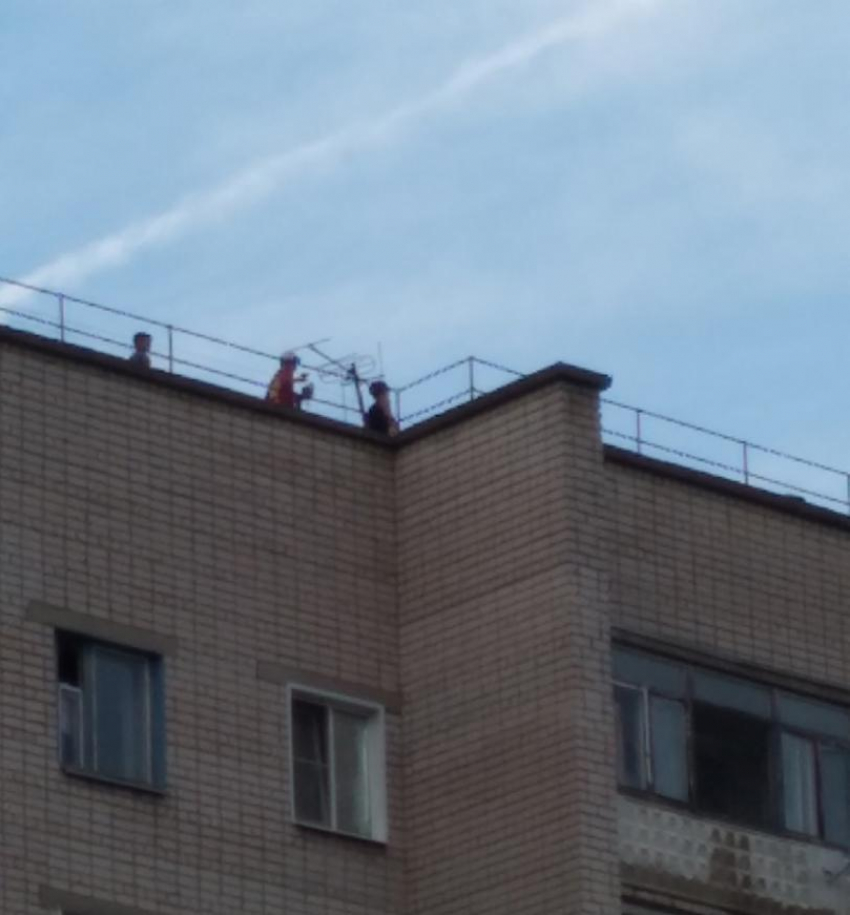 Камышане выложили в соцсетях тревожные ракурсы: мальчишки свободно бегают по крыше девятиэтажки в 5-м микрорайоне над «пропастью"