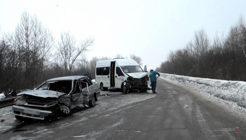 Сегодня под Жирновском молодой водитель на отечественной легковушке врезался на «встречке» в микроавтобус: пятеро пострадавших