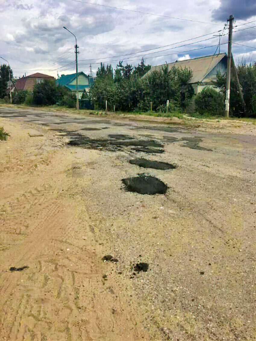 Администрация Камышина показала горожанам, как она  начала ямочный ремонт улицы Кубанской