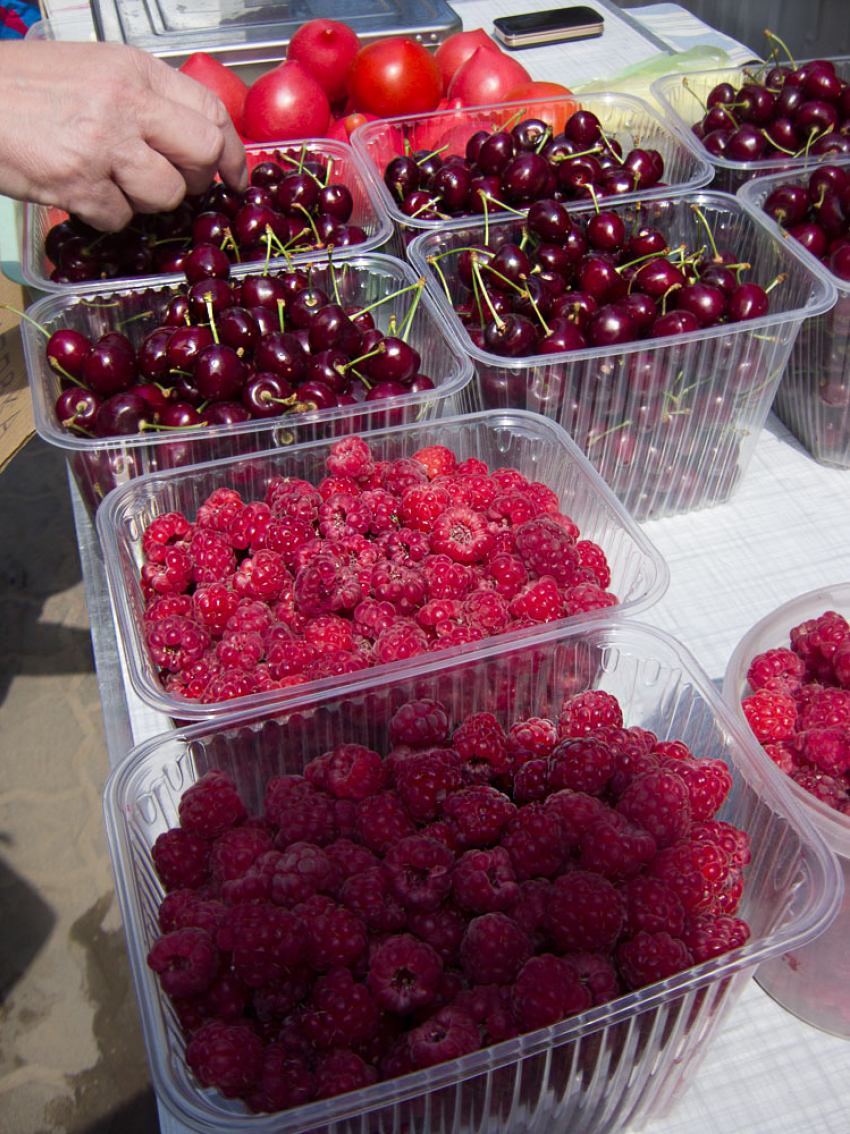 В Камышине на прилавках появился главный десертный деликатес лета - свежая малина
