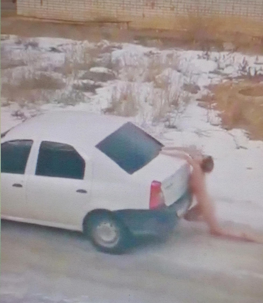 Обнаженную женщину протащила машина в Волгограде в мороз на виду прохожих среди бела дня (ВИДЕО)