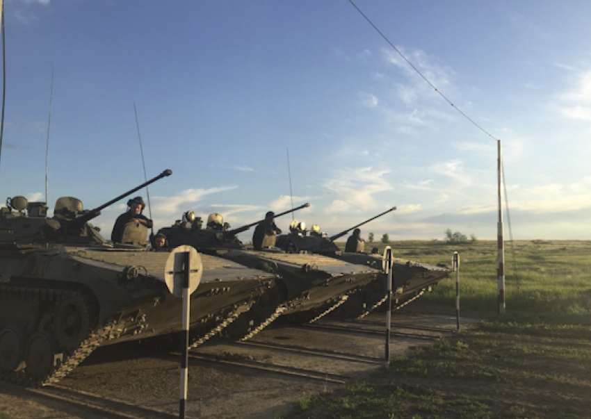 На полигоне «Камышинский» десантники 56-й ДШБР показали, на что способны современные боевые машины пехоты