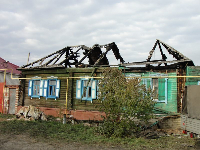 В городе Петров Вал Камышинского района после пожара цыганская семья с семью детьми осталась без крыши над головой