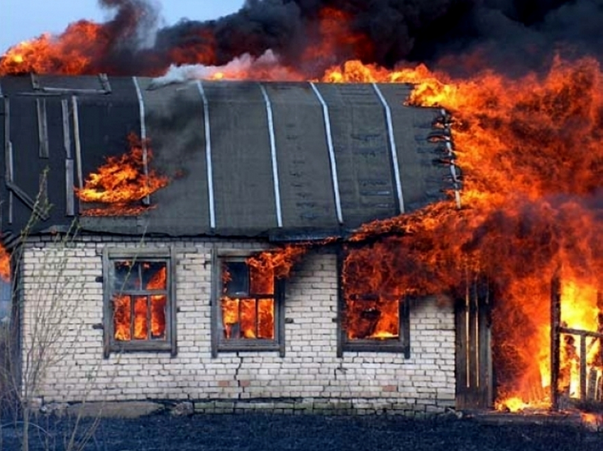 В Камышине в СНТ «Животновод» сгорел  кирпичный дом